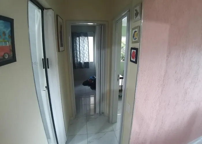 Guaruja. Excelente Apartamento, Localizado No Melhor Ponto Da Enseada, A 200 M Da Praia. Possui Restaurantes, Mini Shoppings E Boulevard Proximosar,  Ambem A Supermercados, Farmacias E Ao Aquario Do Guaruja.