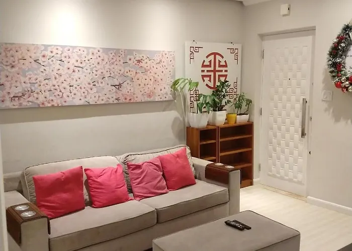 FAN Guarujá lado praia 2 Dorm WI-FI ,NETFLIX, mobiliado, Ar, vaga, 7pessoas